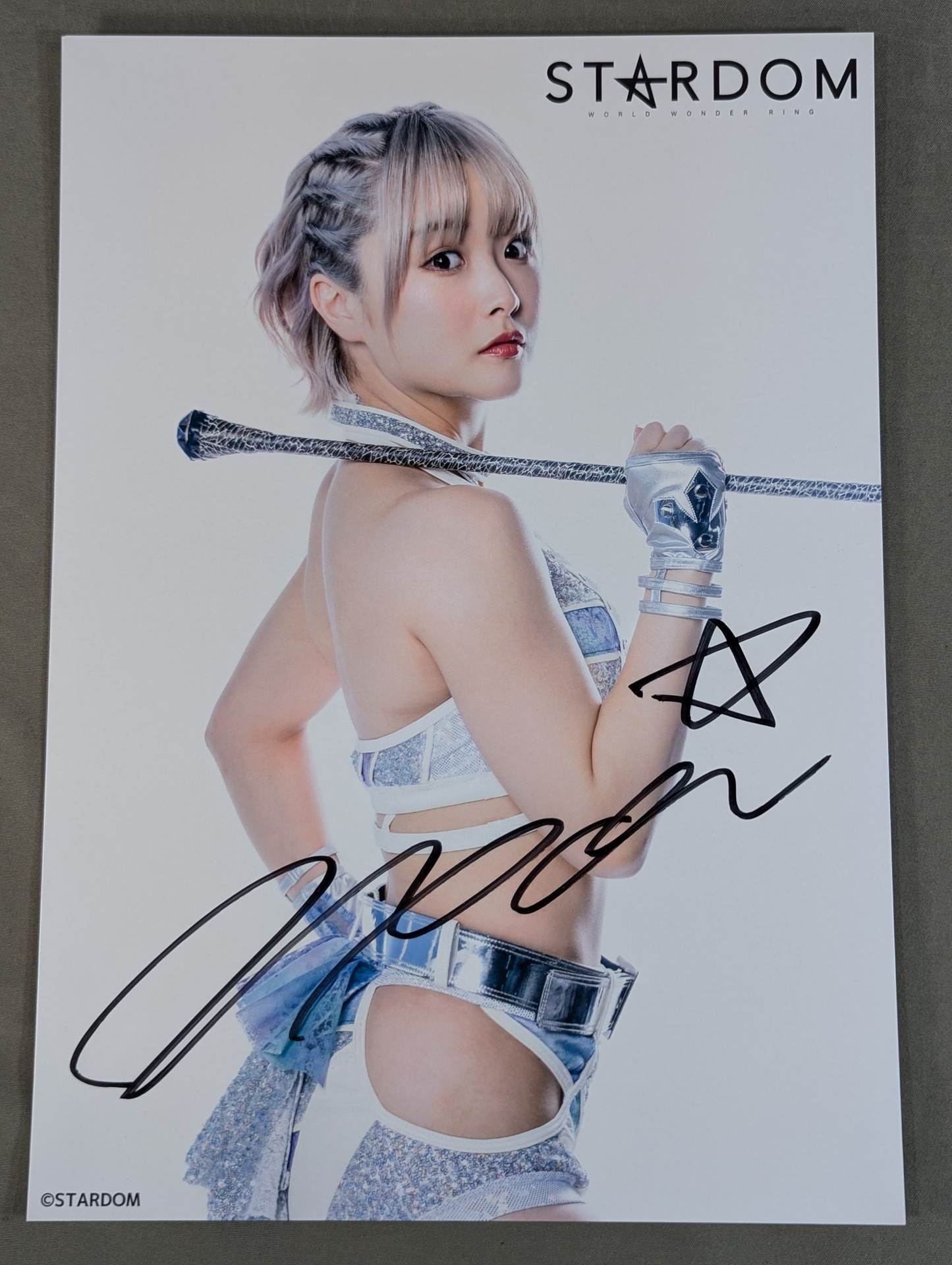 なつぽい 直筆サイン入り スターダムポートレート(P-9) – 闘道館