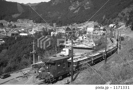 鉄道 国鉄・青梅線を行く貨物列車 昭和58年の写真素材 [1171331] - PIXTA