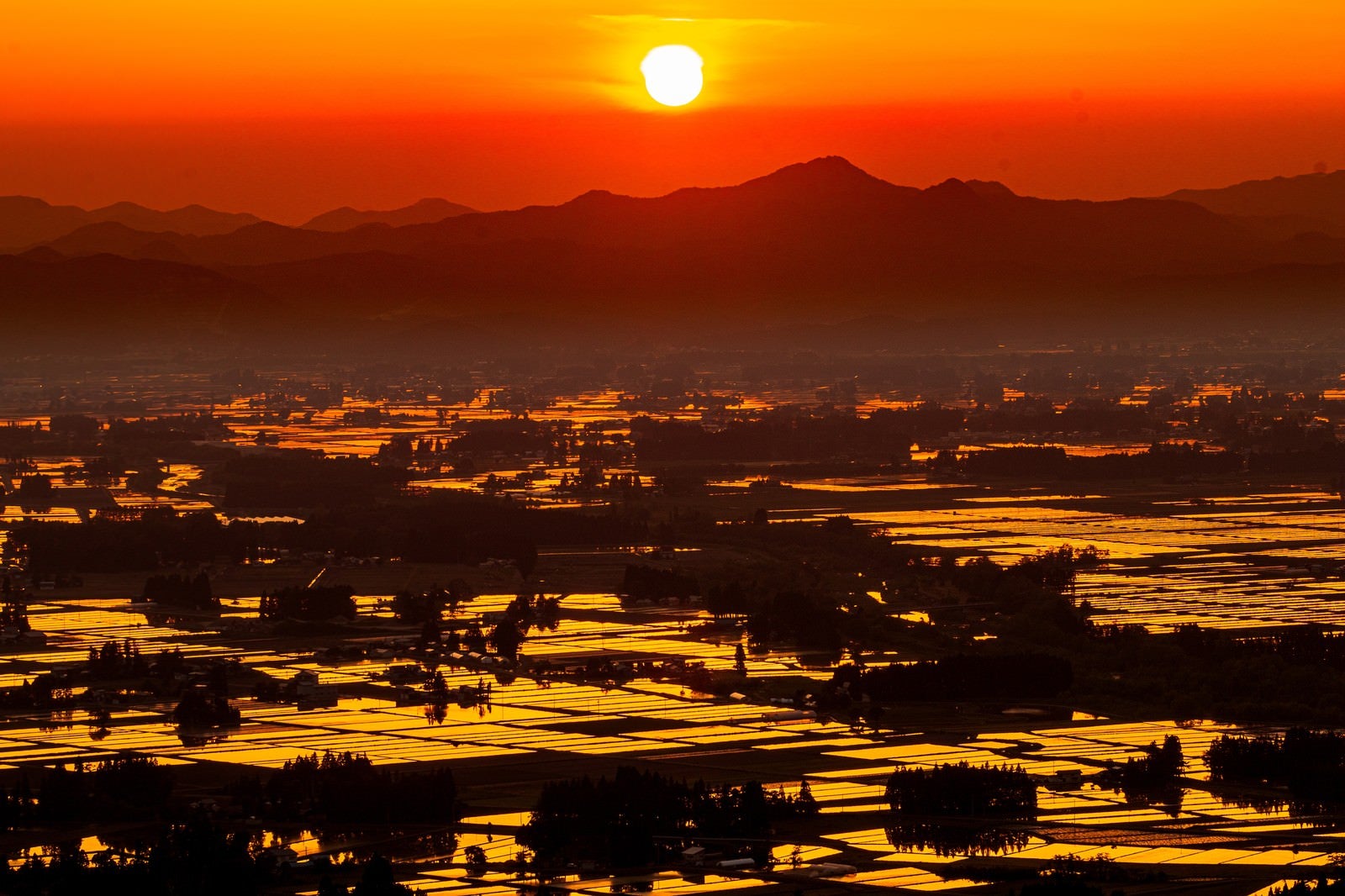 夕日に染まる田園風景とシルエットの山々 - ぱくたそ