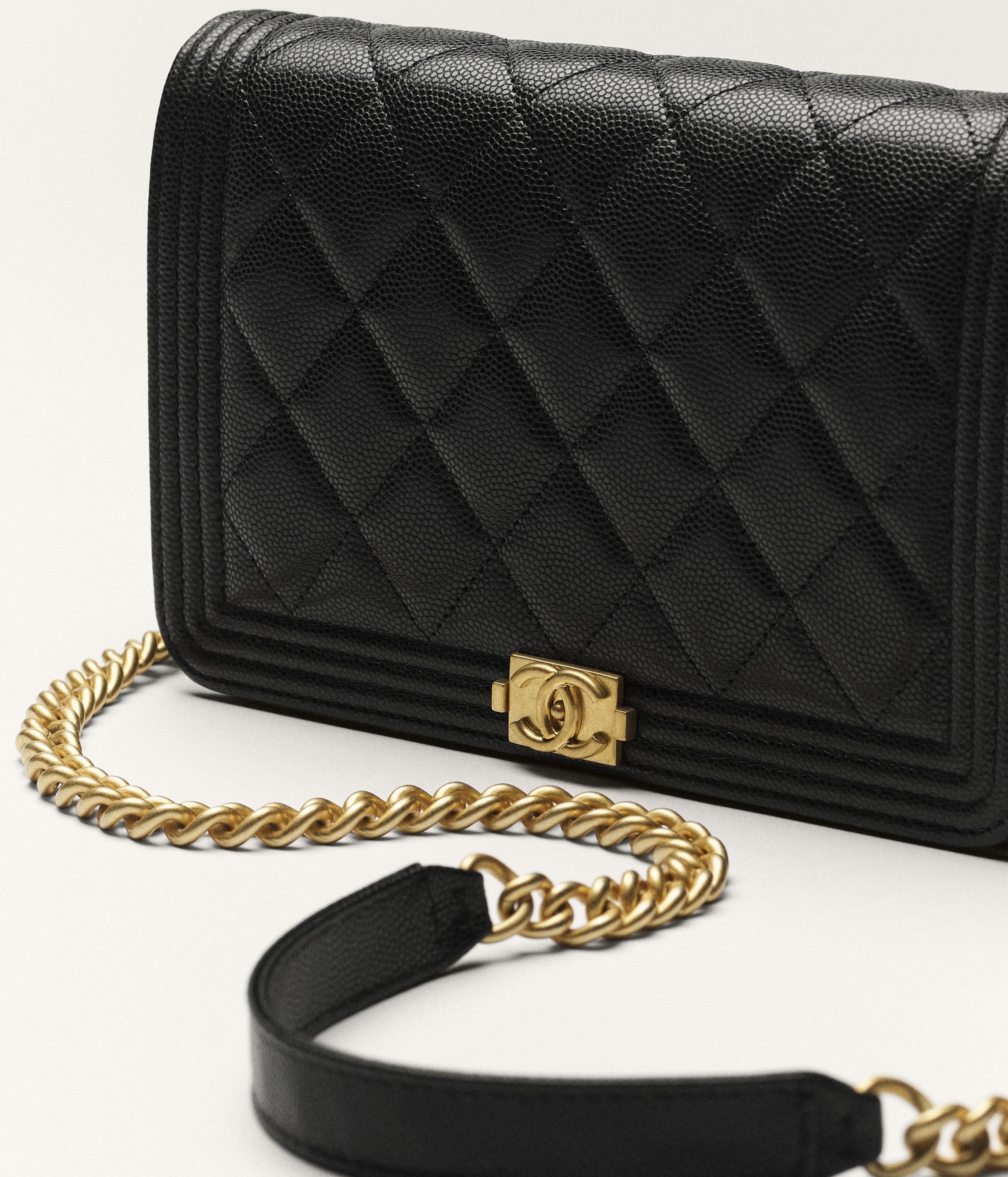 Boy chanel チェーンウォレット - シャイニー グレインド カーフスキン