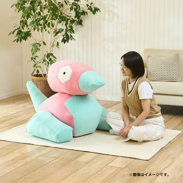 でかい…！『ポケモン』存在感抜群の「等身大ポリゴンぬいぐるみ」が