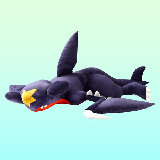 ポケモン』全長約1.6mの「大きなガブリアスクッション」登場！さめはだ
