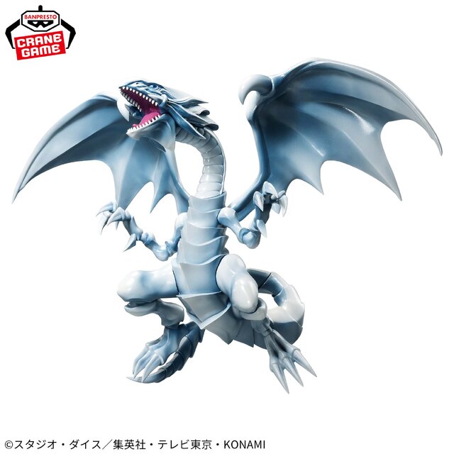 遊戯王」より「青眼の白龍」のフィギュアが、翼を広げ迫力満点の