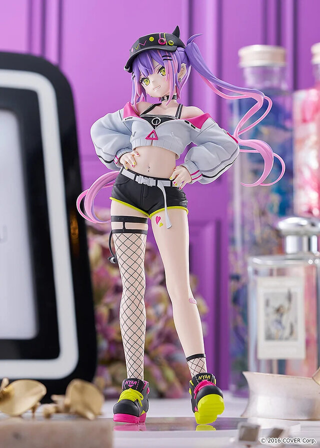 太ももに網タイツ！ホロライブ・常闇トワのへそ出し眩しいフィギュアが