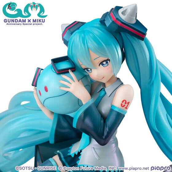 ガンダム45周年「初音ミク」×「ダブルオーガンダム」が1/7スケール