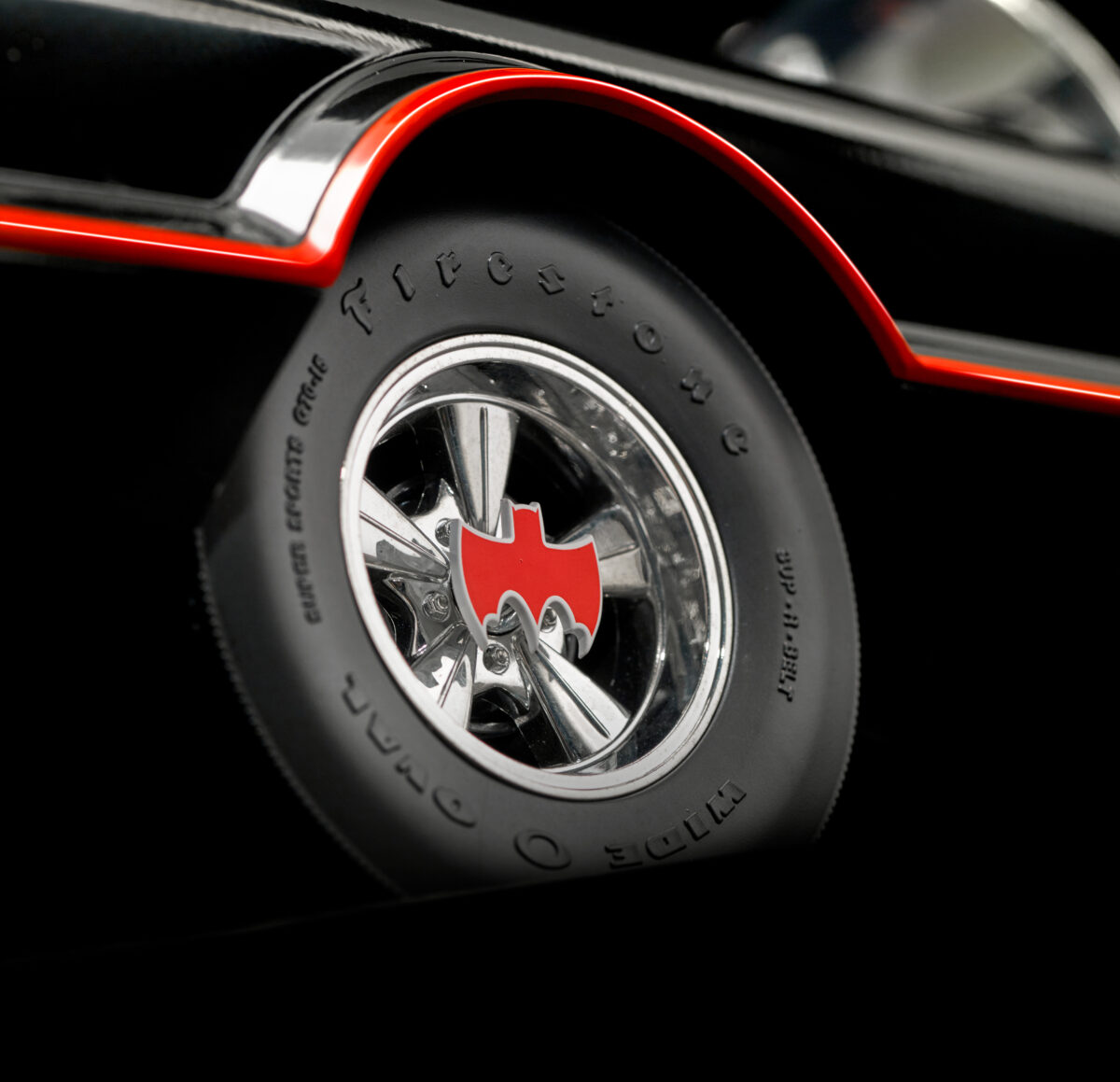 光と音も完全再現！ バットマンの愛車「バットモービル1966」予約受付