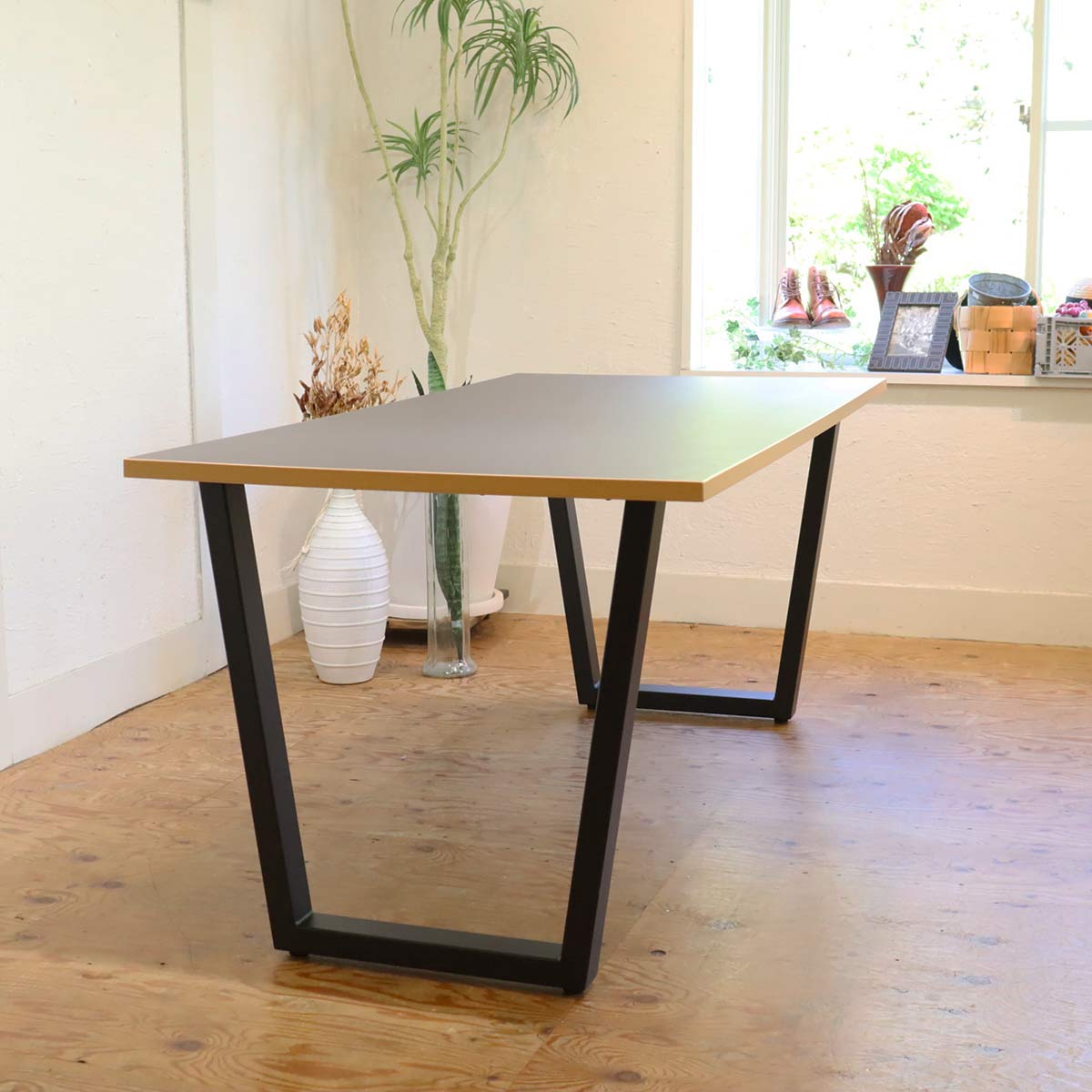 金物家具のかなでもの / Kanademono THE TABLE リノリウム TRAPEZOID