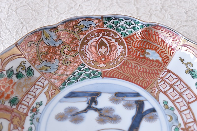 伊万里 色絵 松に水瓶 唐獅子牡丹 輪花型七寸皿 - 生活骨董と古布の
