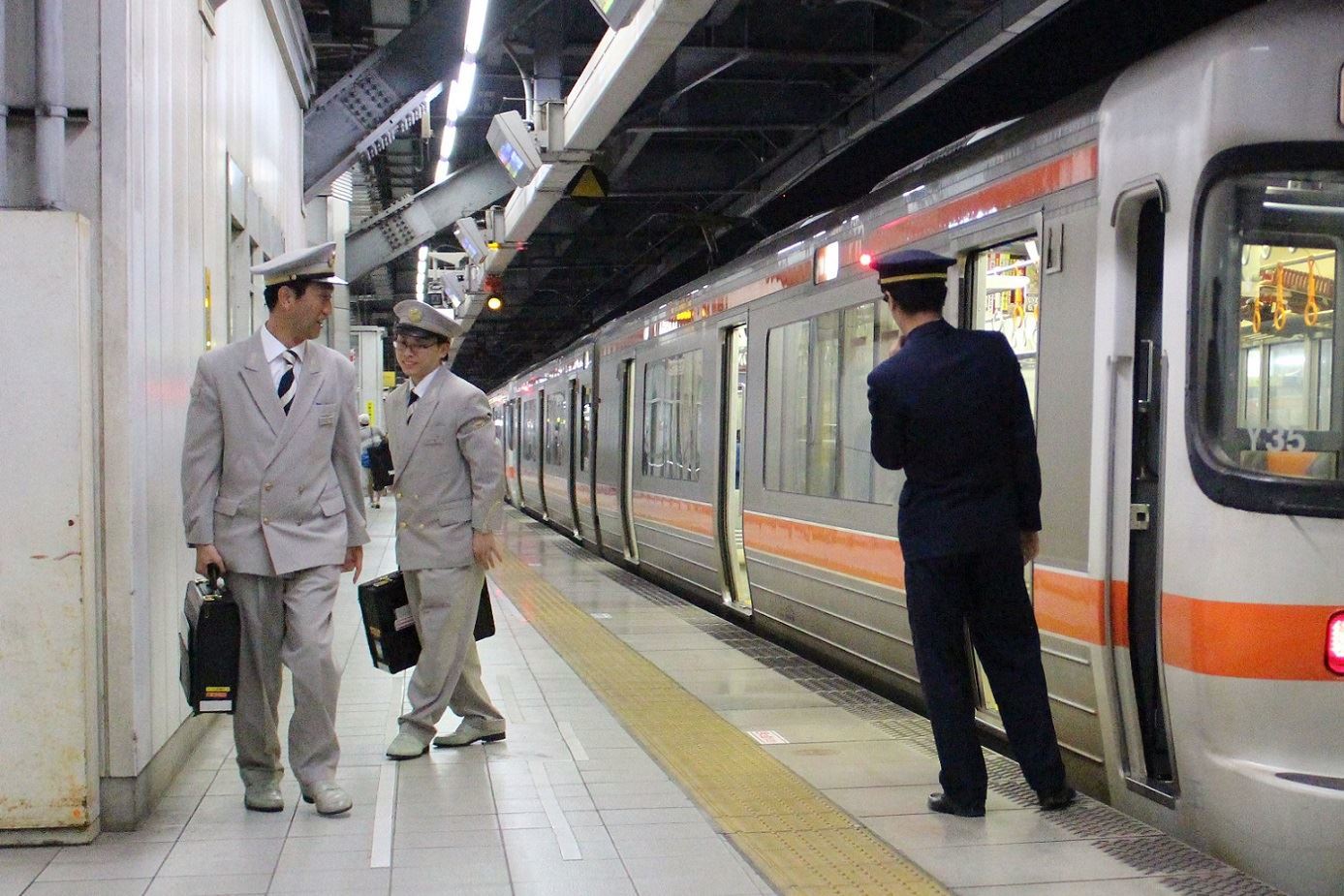 ヨウジヤマモトが手がけた傑作 JR東海の白い盛夏服 - タタールのくに