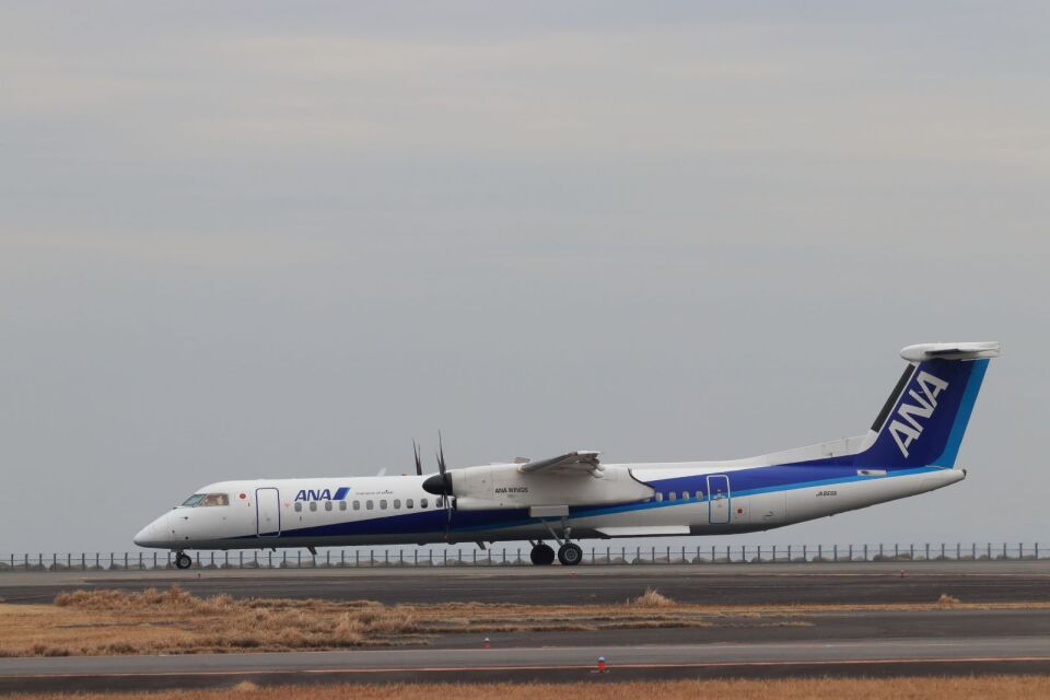 ANAウイングス Bombardier DHC-8-400 JA855A 大分空港 航空フォト | by