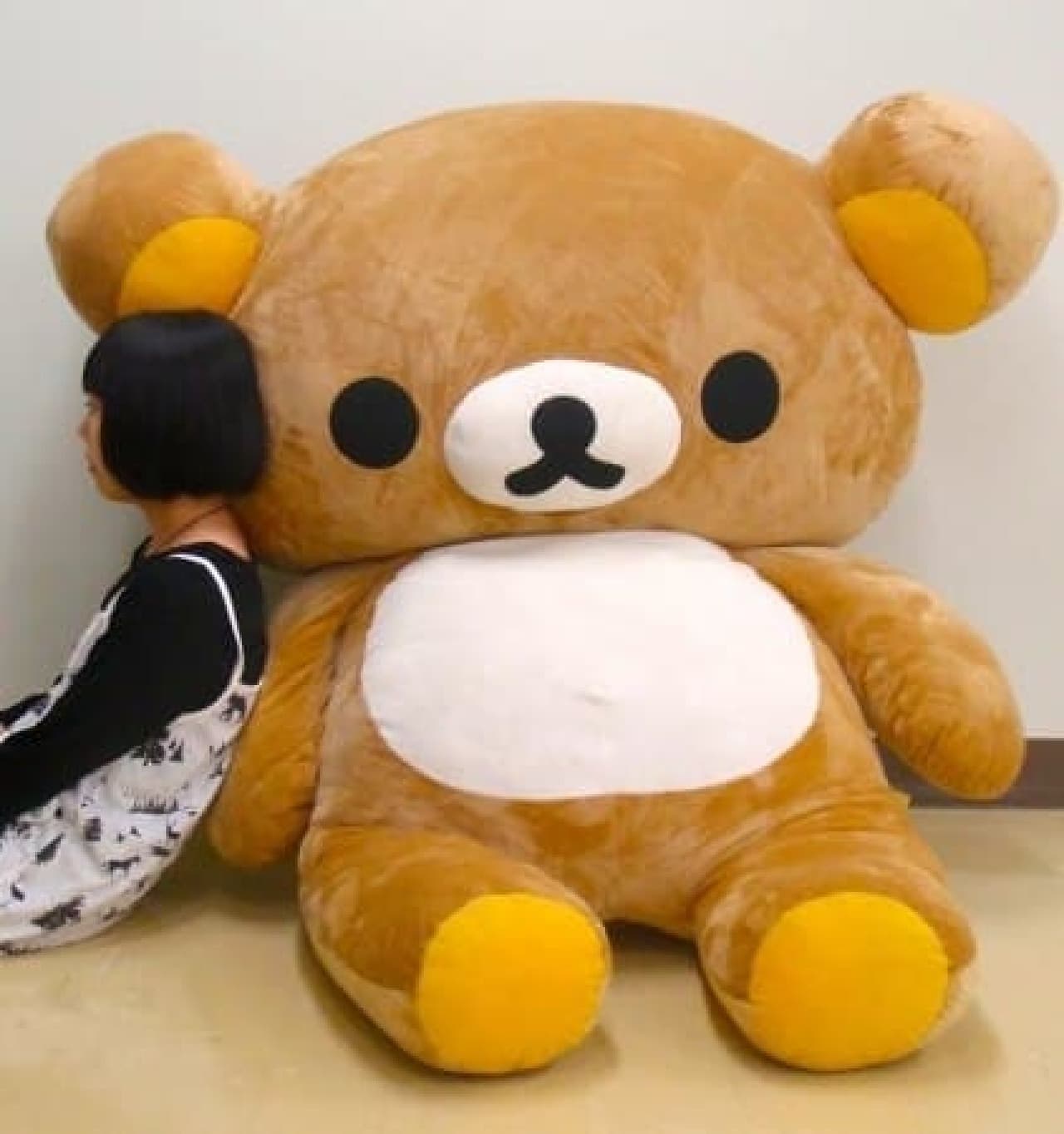 身長165cm！「リラックマ 実物大ぬいぐるみ」が期間限定で販売 [えんウチ]
