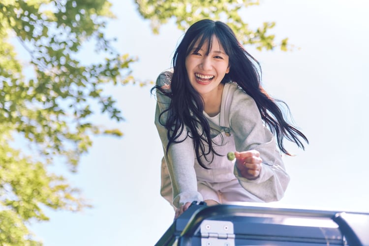 河田陽菜、木の実を拾っていい笑顔 いろんな書店でいろんなおひな展示
