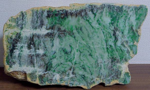 緋山酔恭の「山水石美術館」 硬玉、軟玉でもない第三の翡翠 日高翡翠