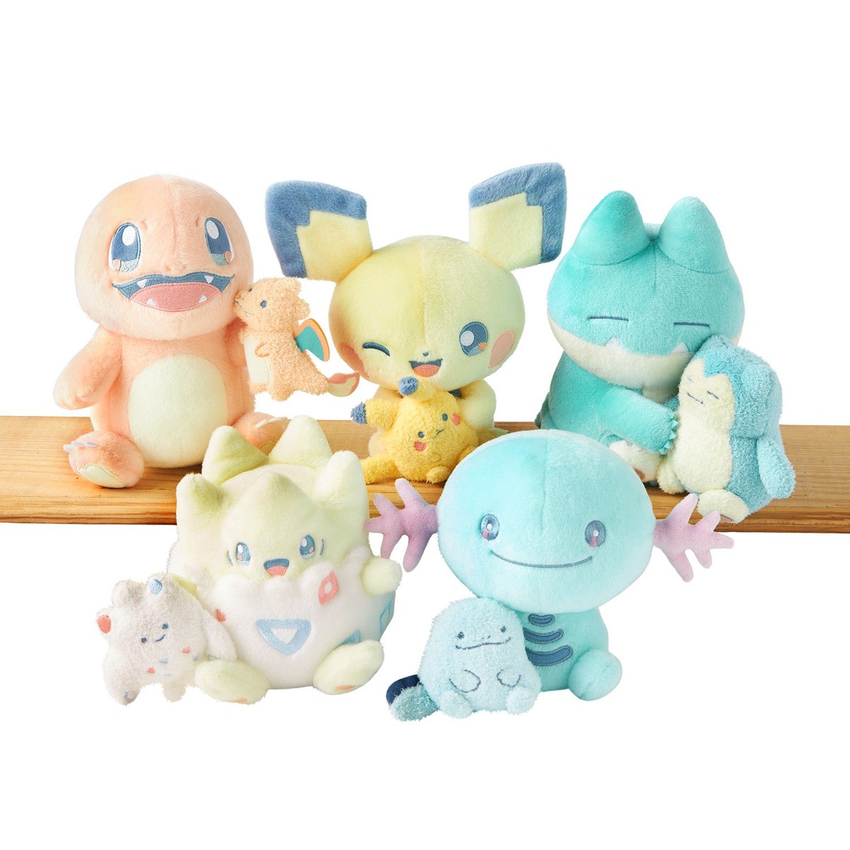 ポケモンセンターにトレーナーからもらったぬいぐるみと過ごすポケモン