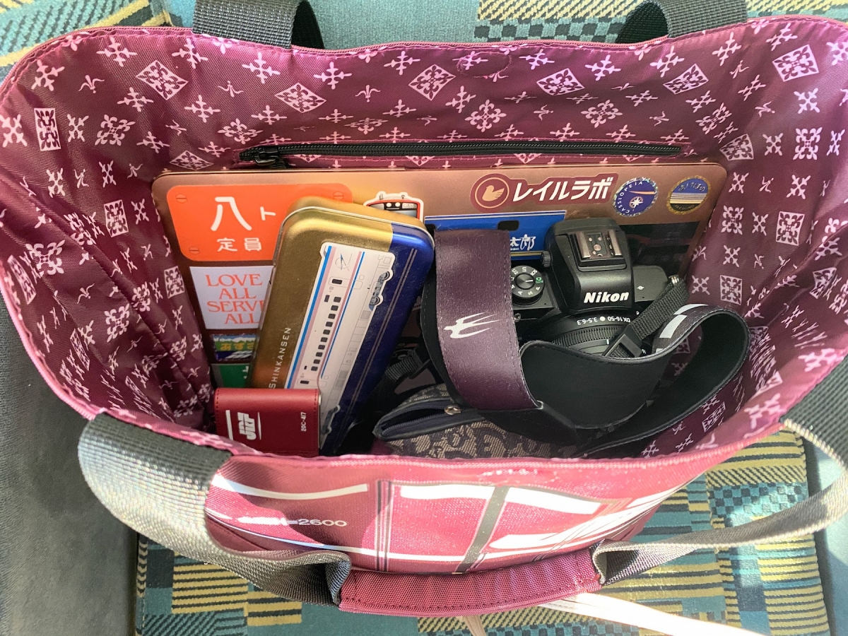 異色コラボ！「デイリーラシット×JR貨物コンテナ」バッグが可愛すぎる