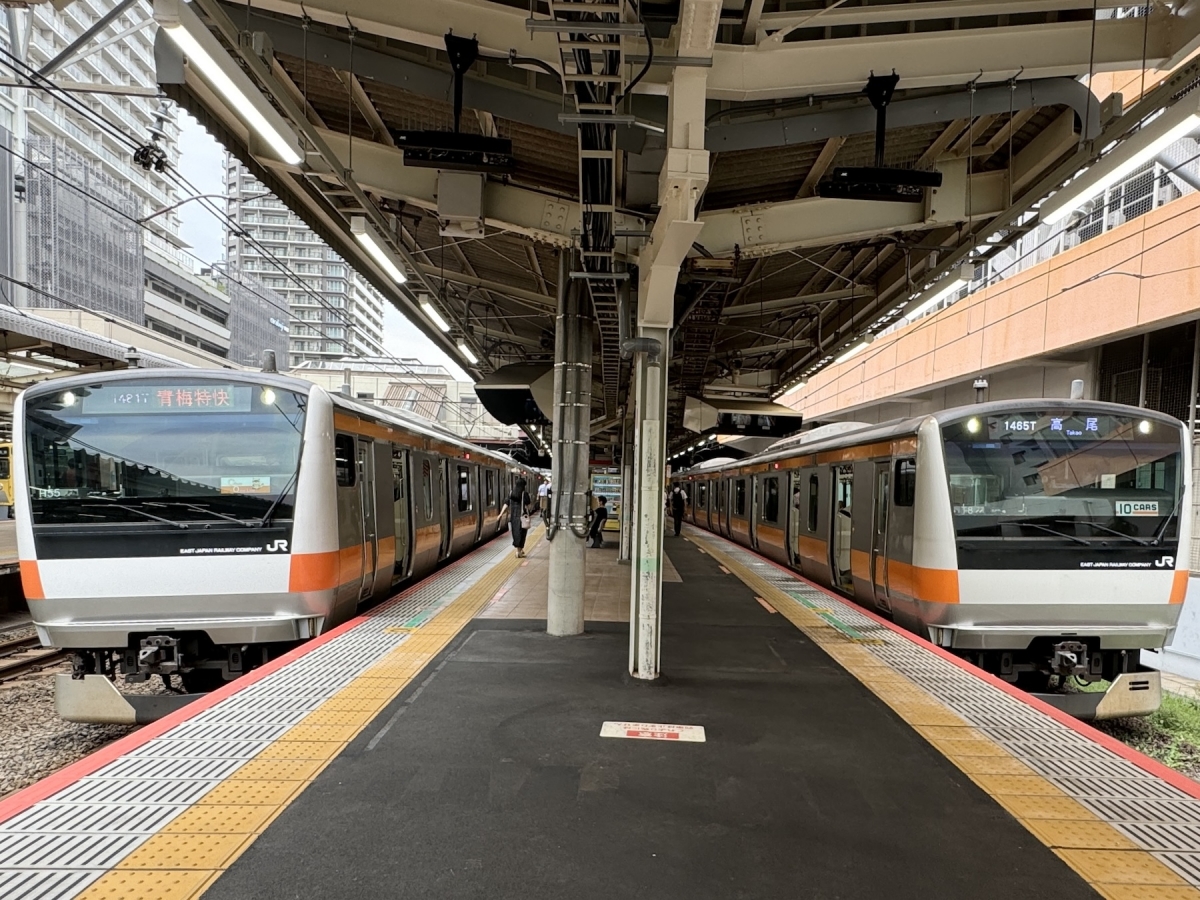 みんなはもう見た？中央線快速電車で増殖中の「10CARS」ステッカーとは