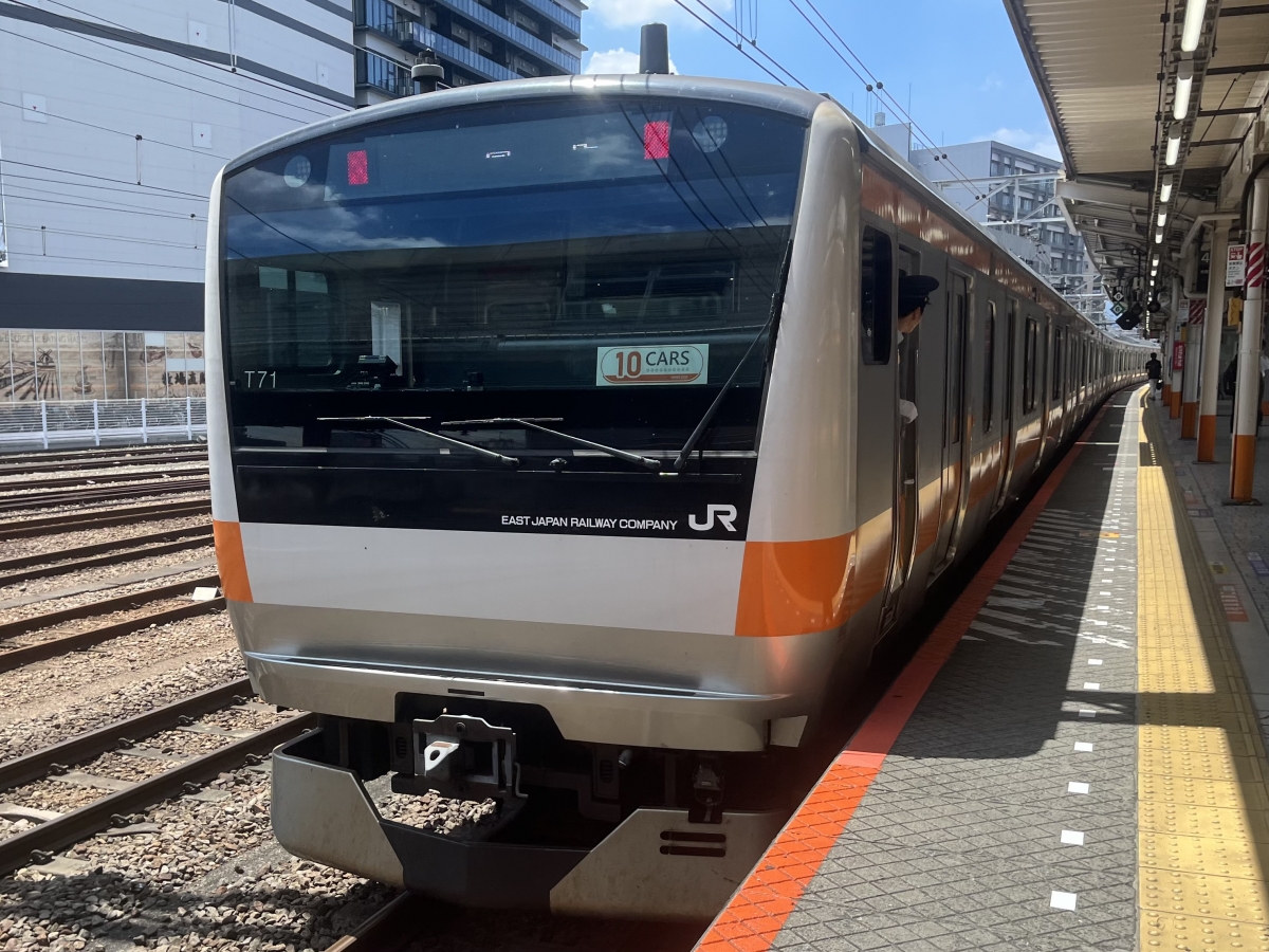 みんなはもう見た？中央線快速電車で増殖中の「10CARS」ステッカーとは