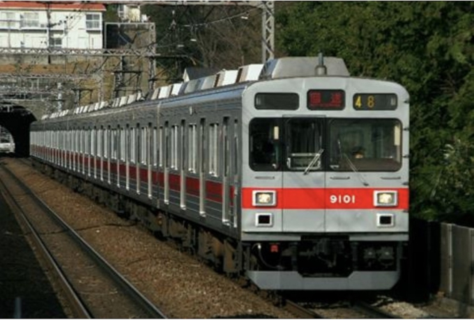 東急、大井町線9000系に懐かしの“赤帯”！9001F正面に復刻 撮影会も