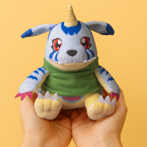 デジモンアドベンチャー】おすわりぬいぐるみ アグモン: ぬいぐるみ