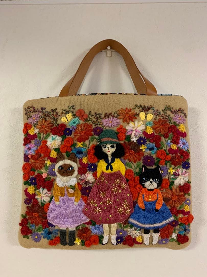 猫とお姉さん　お花畑でお散歩　羊毛フェルト生地のバッグ 猫さんとお花畑刺繍 羊毛フェルト生地のバッグ ハンドバッグ はな