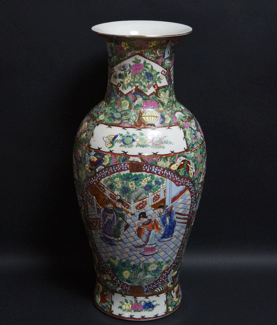 乾隆年製在銘 粉彩色絵窓絵『人物花蝶祥瑞文』大型飾壺 花瓶 高46.5cm 粉彩松鹿図瓶 大清乾隆年製銘 - 京都国立博物館 館蔵品データベース