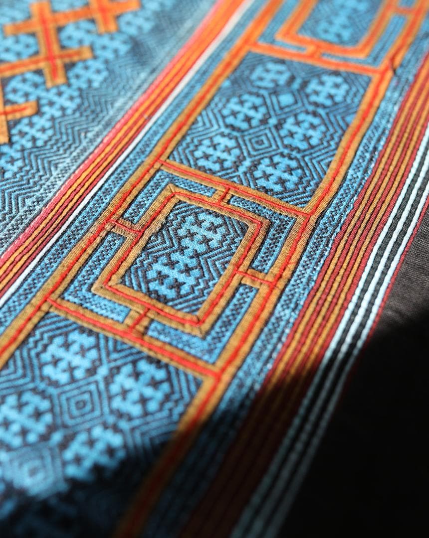 希少・手刺繍 ミャオ族伝統布／平繍テーブルクロス／ヴィンテージ民族