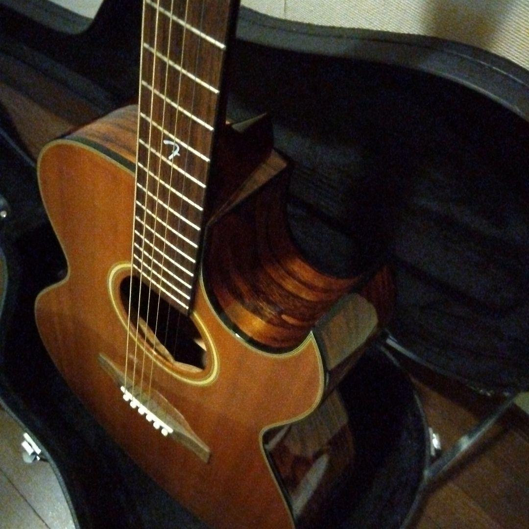 Fender GDC200 エレアコ サイドバックの木目がカッコいいギターです。