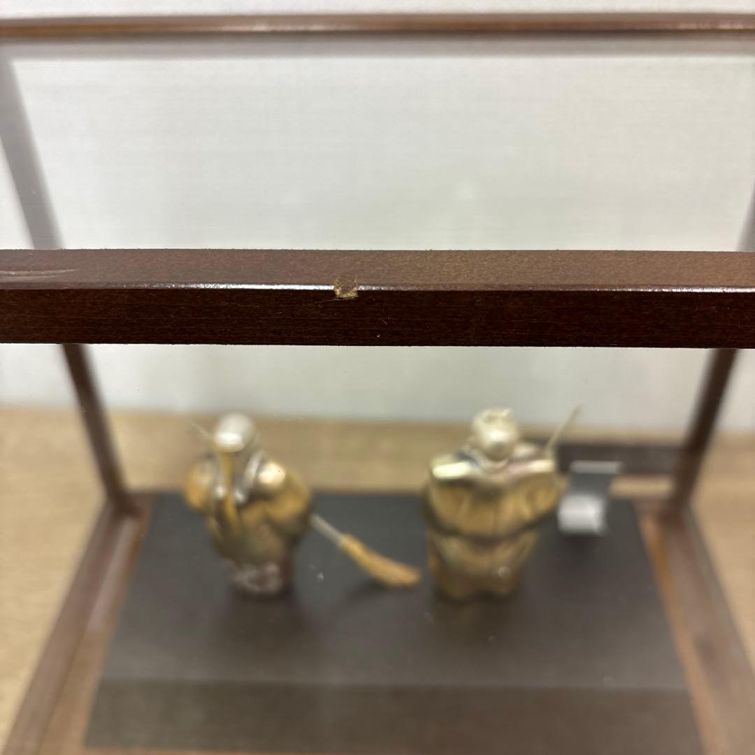 武比古作 彩色彫金高砂人形 銀仕上 金属製 高砂 ガラスケース 置物