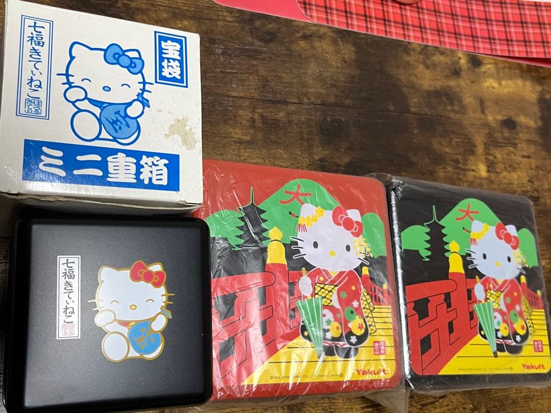 非売品　未使用　サンリオ　Sanrioハローキティ ミニ重箱 3セット！ヤクルト サンリオ 日本限定 キティちゃん 3段 ピクニックランチボックス 重箱