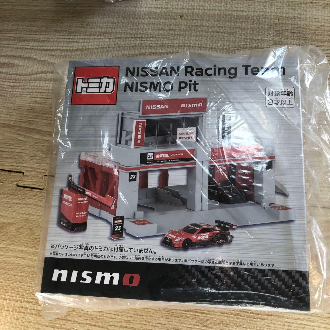 トミカ　NISMO Racing Team NISMO Pit トミカタウン】NISSAN Racing team NISMO PIT / 給油塔にホースをつけ