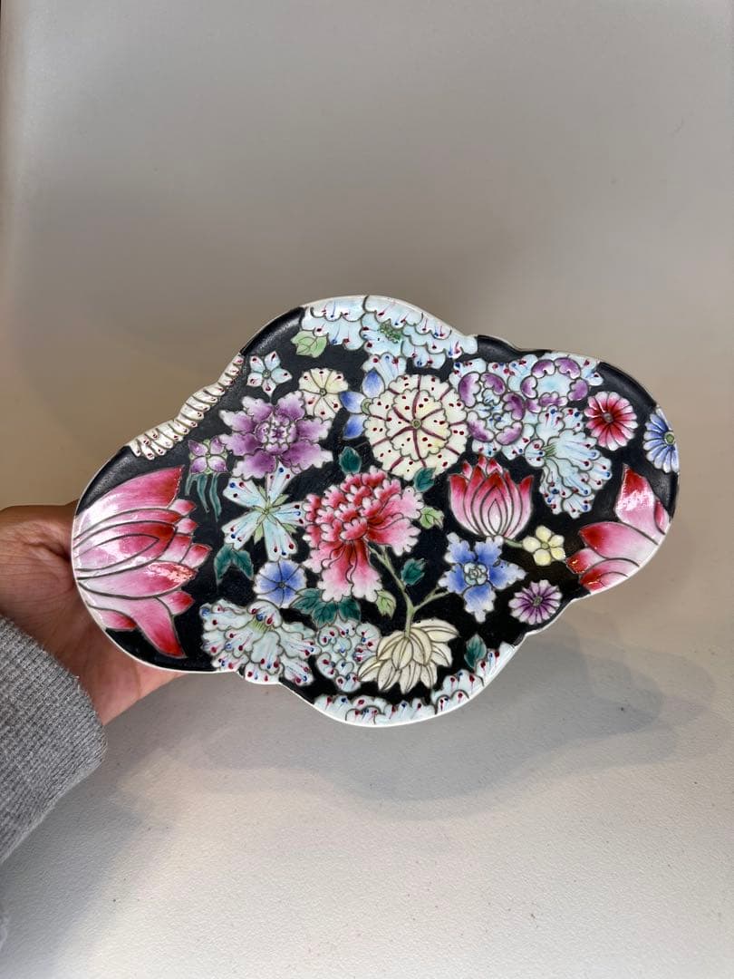 大清同治年製 底款 黒地 百花不落地 彩絵 雲形 高台 皿 古董品 古い陶磁 2026年最新】同治年製の人気アイテム - メルカリ