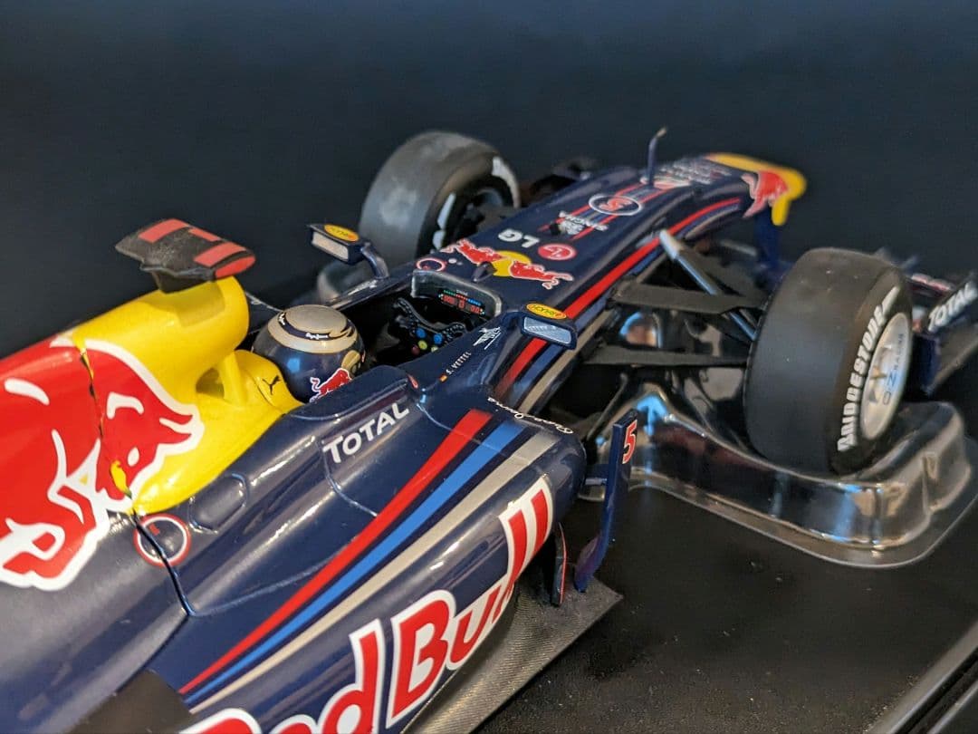 ミニチャンプス 1/18 レッドブル RB6 S.ベッテル ブラジルGP 優勝