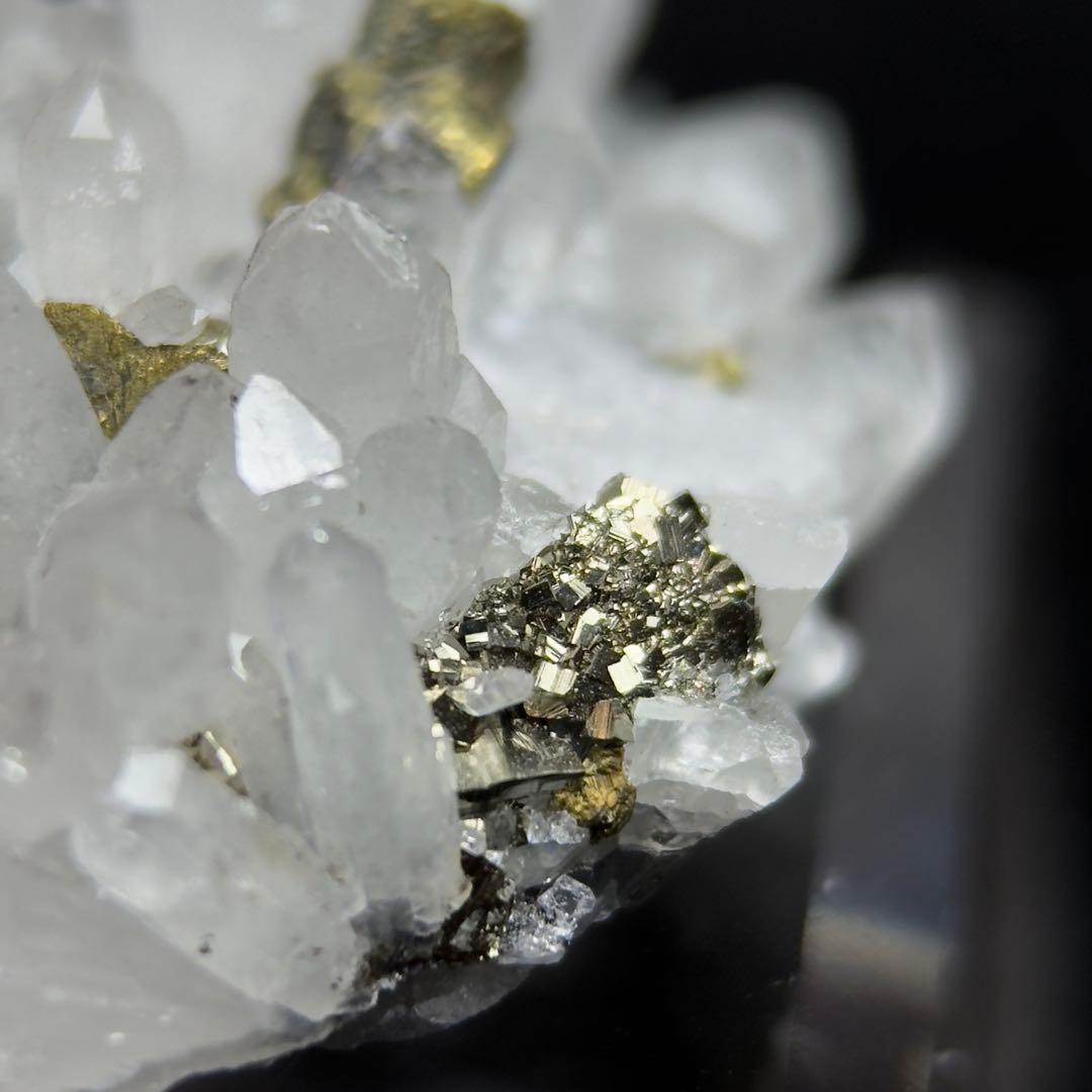 水晶 クラスター パイライト共生 クォーツ 鉱物標本 共生石 置物