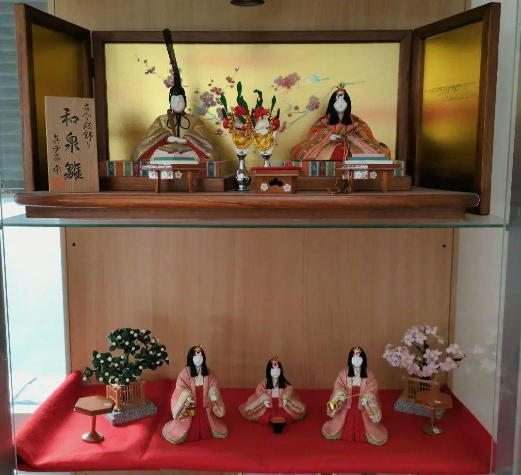 雛人形　親王　三人官女　お飾り ひな祭り】ひな人形の三人官女の並べ方は？役割や持ち物についても