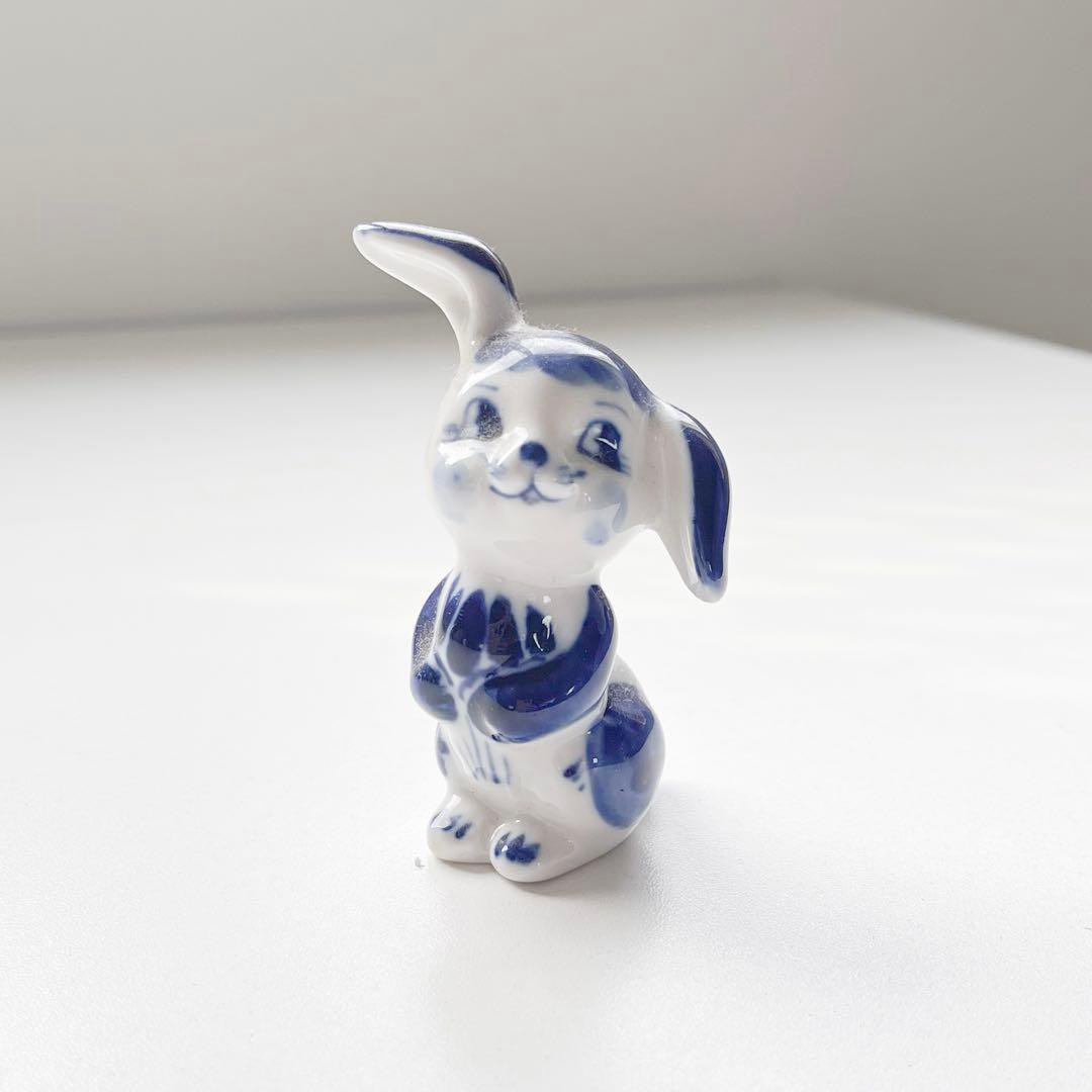 アンティーク うさぎ陶器フィギュリン｜ブルー×ホワイト／棚・窓辺の