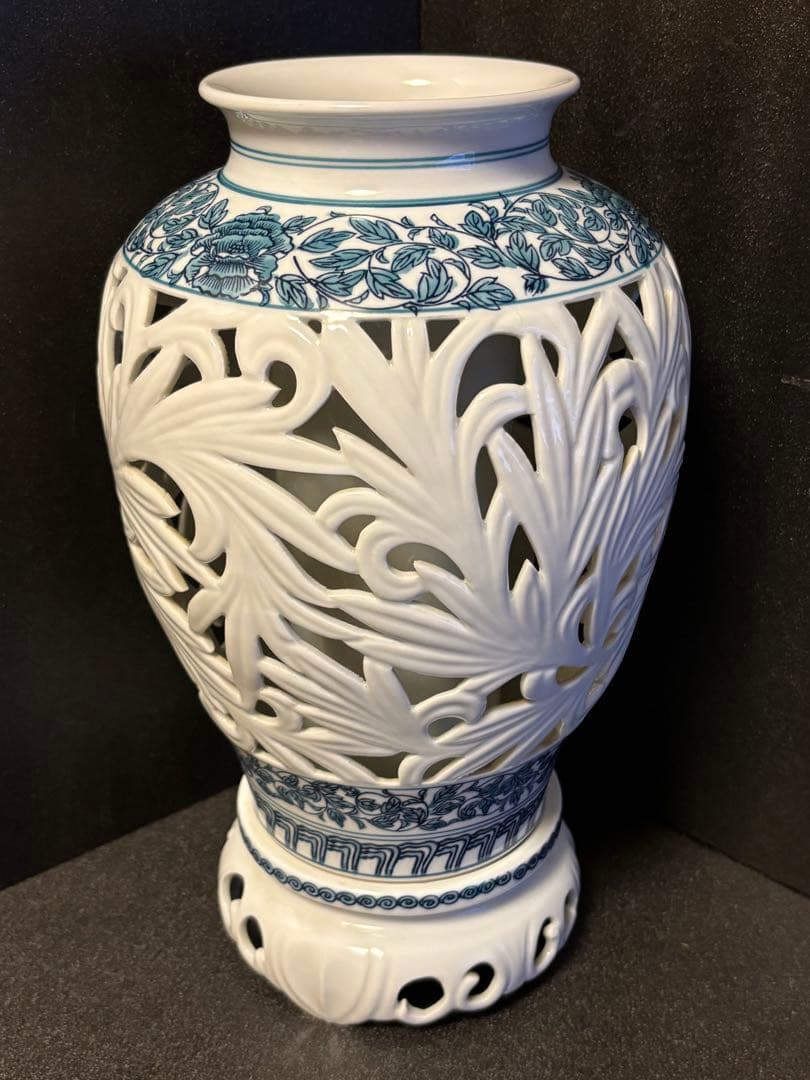 33cm 美濃焼 龍峰窯 染付更紗 透かし　花瓶　飾り壺 33cm 有田焼 吉窯 龍峰作 染付更紗 透かし 花瓶 飾り壺 - メルカリ