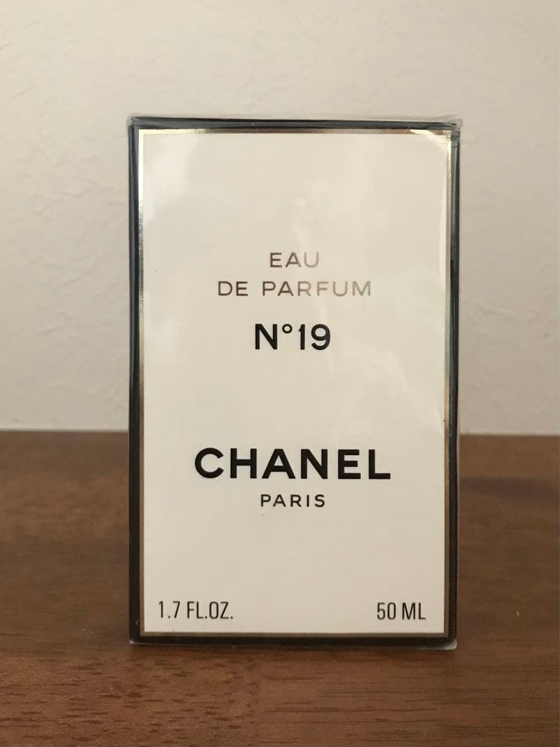CHANEL シャネル N°19 オーデ パルファム 50ml N°19 POUDRÉ Eau de Parfum Spray (EDP) - 3.4 FL. OZ. | CHANEL