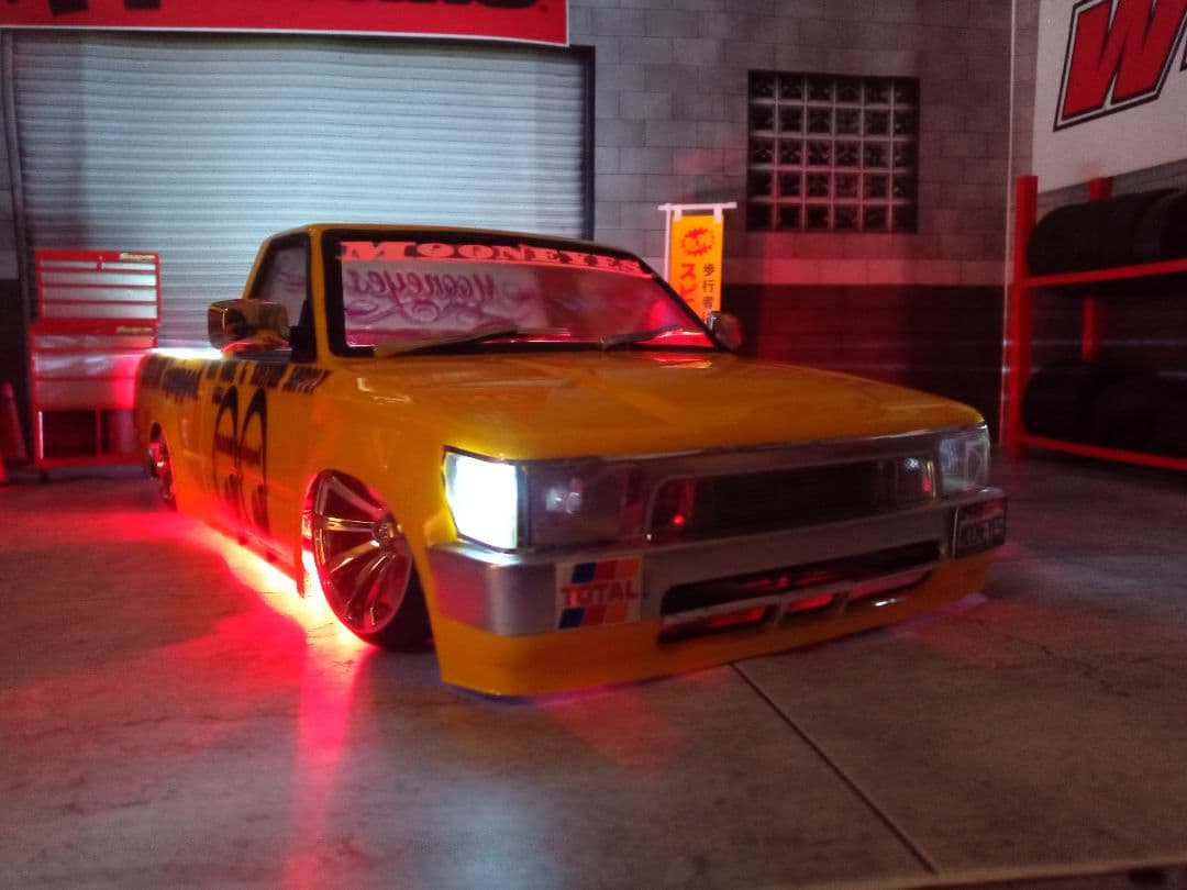 ストリートジャム製 トヨタ ハイラックス80 トラッキン ムーンアイズ