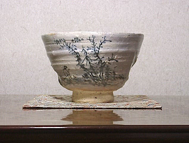 常滑焼　松本重信 作　山本石荘絵付　鉄絵茶碗　共箱　無傷　保証。 茶道具 抹茶茶碗 平茶碗 織部焼 松本鉄山作 景色模様は変わる場合が