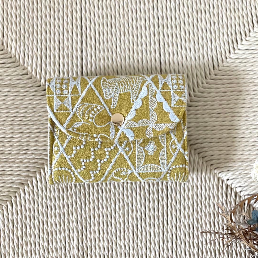 ⚮̈ミナペルホネン　symphony mustard コンパクトウォレットS 財布 お札が折れない 小銭出しやすい カードたくさん ミナペルホネン ミニ