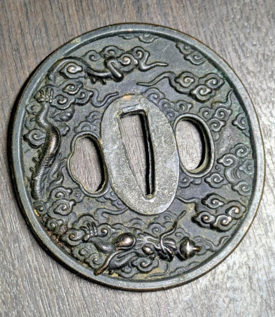 セール 江戸中期 鉄地 雲龍図 丸形鍔 直径約80mm 重量136g 刀装具 鍔・鐔 後代甚吾 雲龍図鍔/鐔【保存刀装具】刀装具 日本刀 刀剣 : 永楽