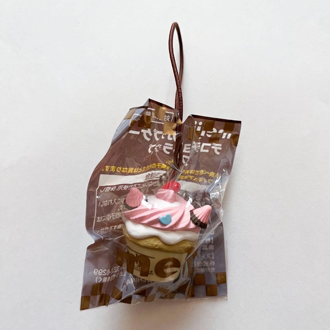 meiji【明治】デコチョコカップケーキストラップ - メルカリ