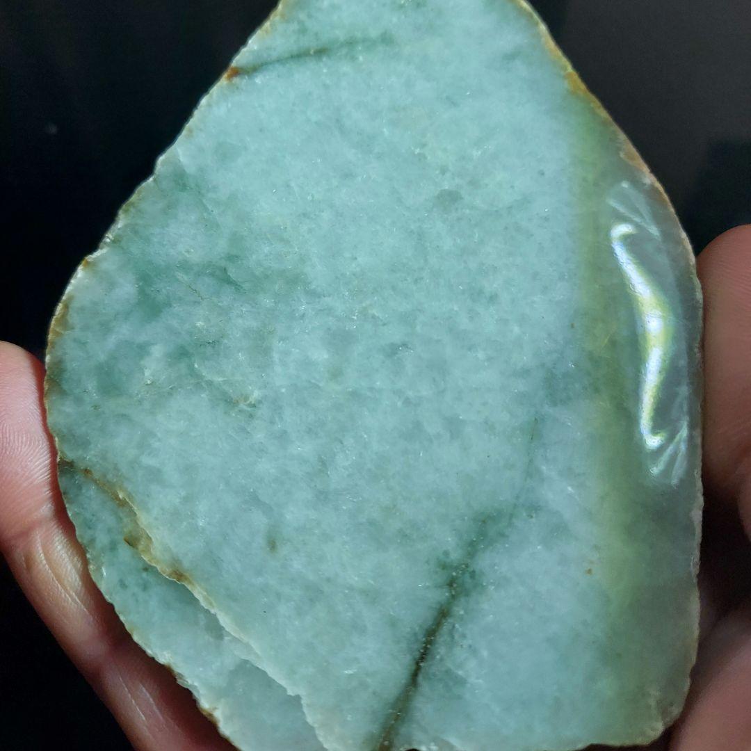淡いグリーンが綺麗✨ 大きな JADEITE 本翡翠 原石 1面磨き 561 - メルカリ