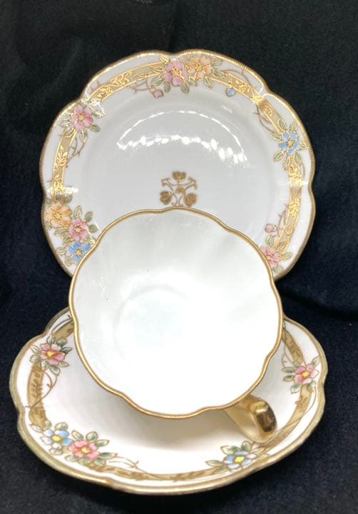 オールドノリタケ　金盛り花柄トリオ　明治 ノリタケ オールドノリタケ 金盛り花束絵 八角カップ＆ソーサー (e