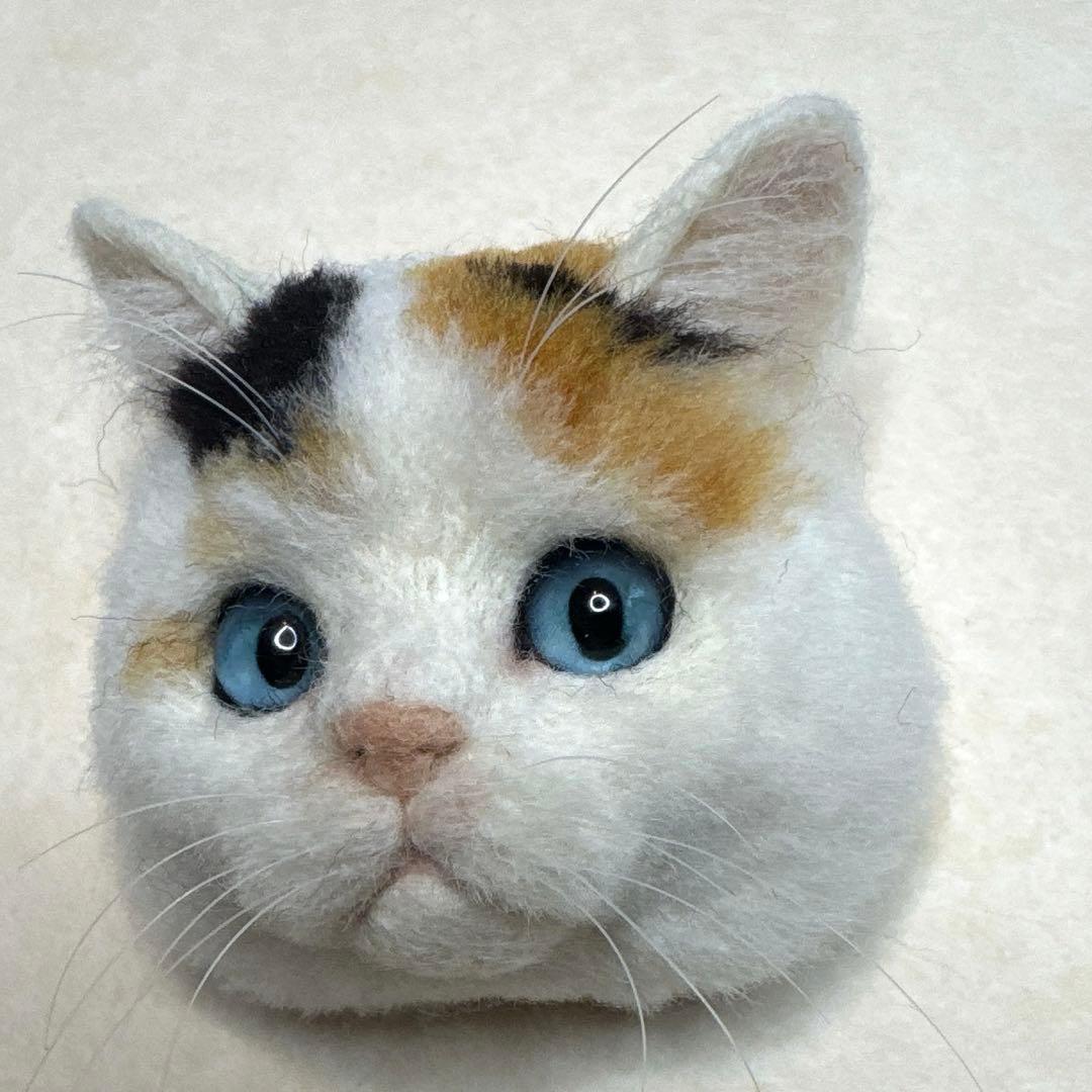 羊毛フェルト猫 三毛猫ブローチ - メルカリ