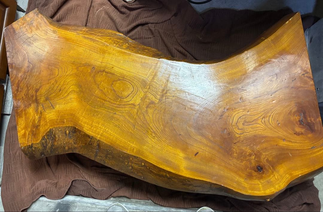 けやき(欅)無垢材、一枚板の座卓　大型！ビッグサイズ！デカい！約30kg！重い！ 欅（ケヤキ）一枚板テーブル（国産/兼用脚付） – 木匠舘マイドゥ｜飛騨