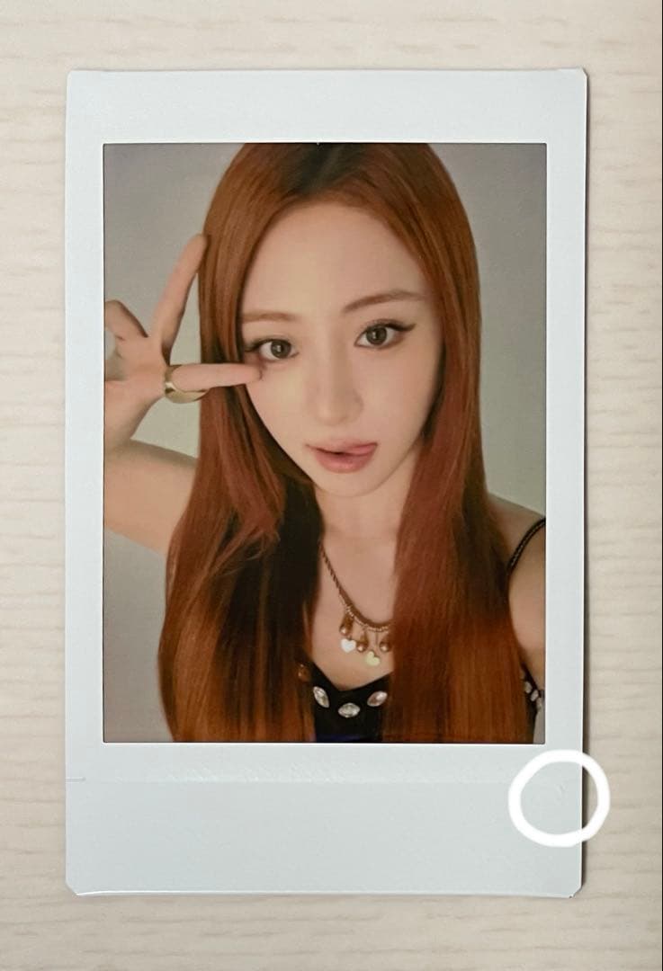 LE SSERAFIM PHOTO CARD(HUH YUNJIN) - メルカリ