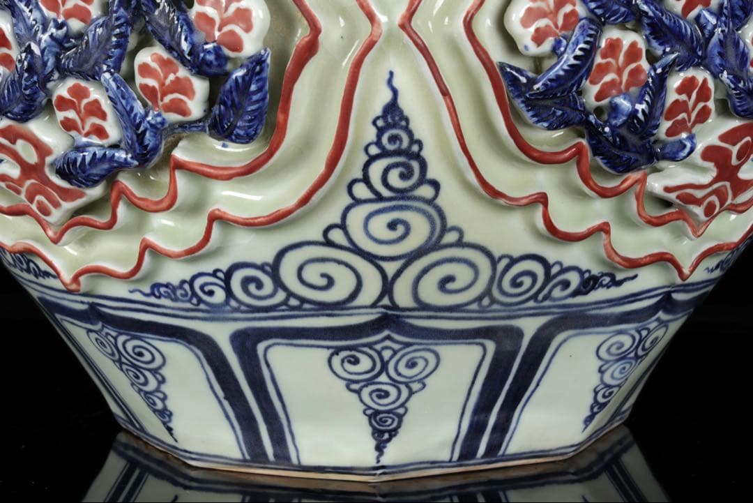 中国古玩 青花釉裏紅透彫花弁麒麟紋壺 唐物 飾壺 花瓶 時代物 古美術