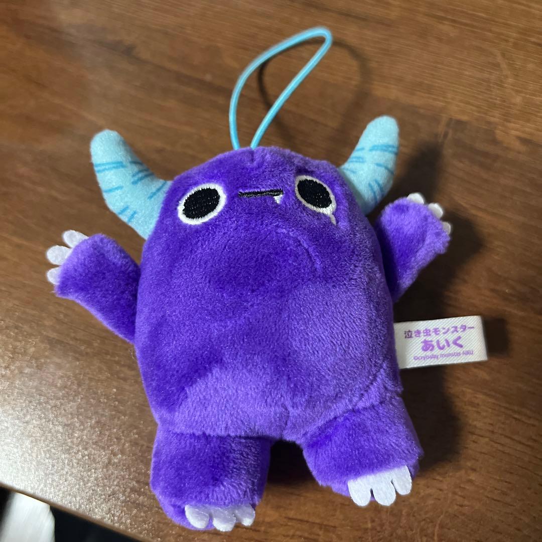 紫色のモンスターぬいぐるみ ストラップ付き - メルカリ