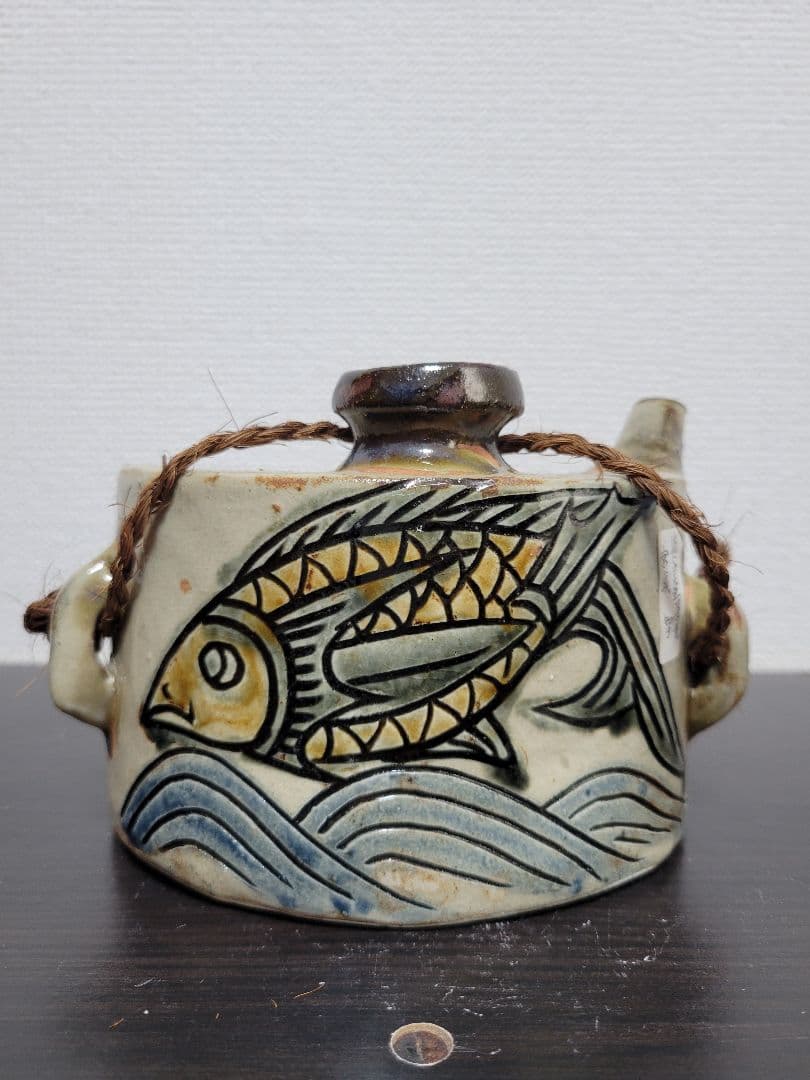 宮城智　壺屋焼魚図宝瓶　最大横幅約15cm 笑う魚 #金城次郎 #人間国宝 #壺屋焼 #魚文 #海老文 @niougama #民藝